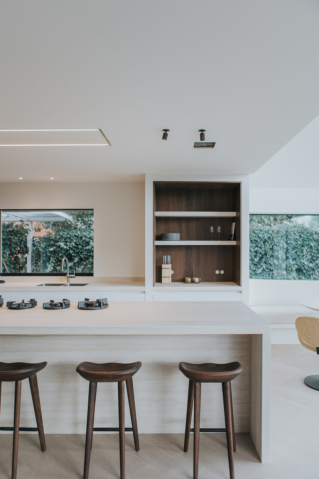 Witte keuken met 3 stoelen in moderne stijl met kasten en een nis kast